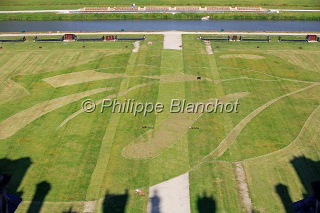 france loir et cher 27.JPG - Oeuvre éphémère sur les pelouses du château de Chambord, intitulée "le concert des Rolling Stones n'aura pas lieu" reproduisant le logo emblématique "des lèvres et de la langue" du groupe.Journées du Patrimoine 2008Loir-et-Cher,  France